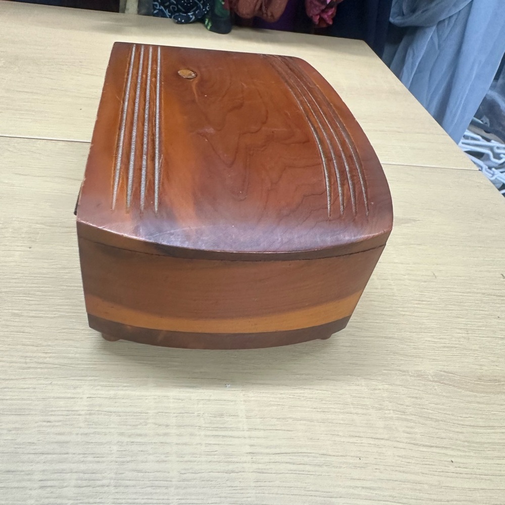 Vintage Art Deco Cedar Trinket/Souvenir Box with Brass Hinges and Fastner EUC - Picture 3 of 8